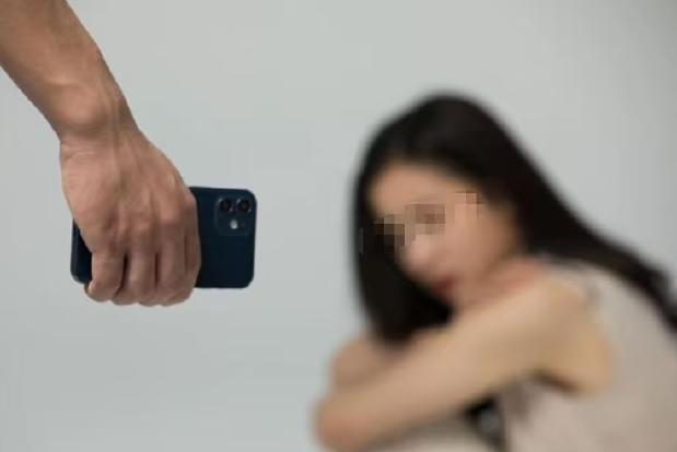陕西。有一个男的，盯上了一位少妇，家里条件好，老公还常年在外打工，白天孩子上学，