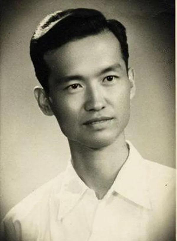 1947年辽南解放区的临时审讯室里，被俘的国军少校突然挺直腰板。面对解放军连