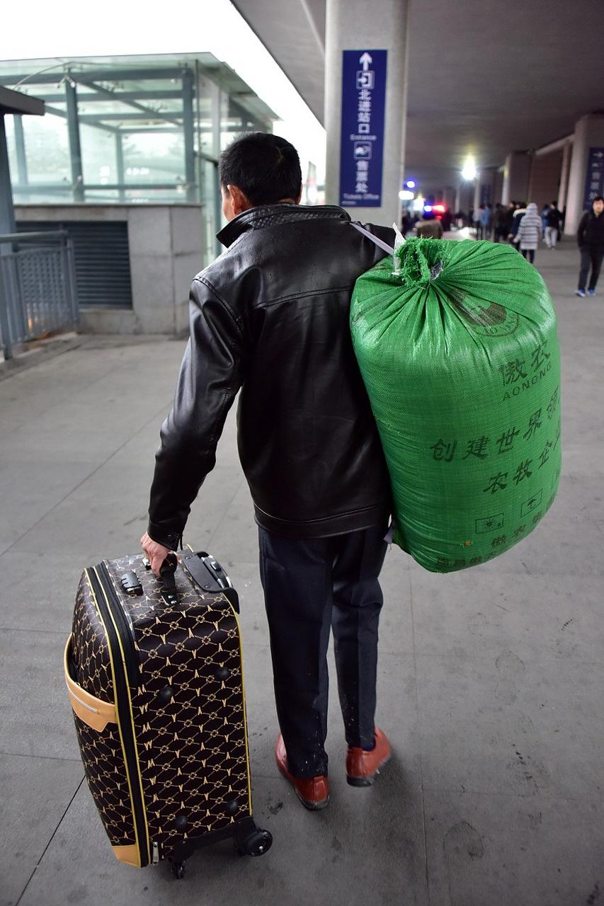 浙江余姚，一工人带着大行李箱和一卷床铺，打了辆顺风车回工地上班，司机看到行李箱后