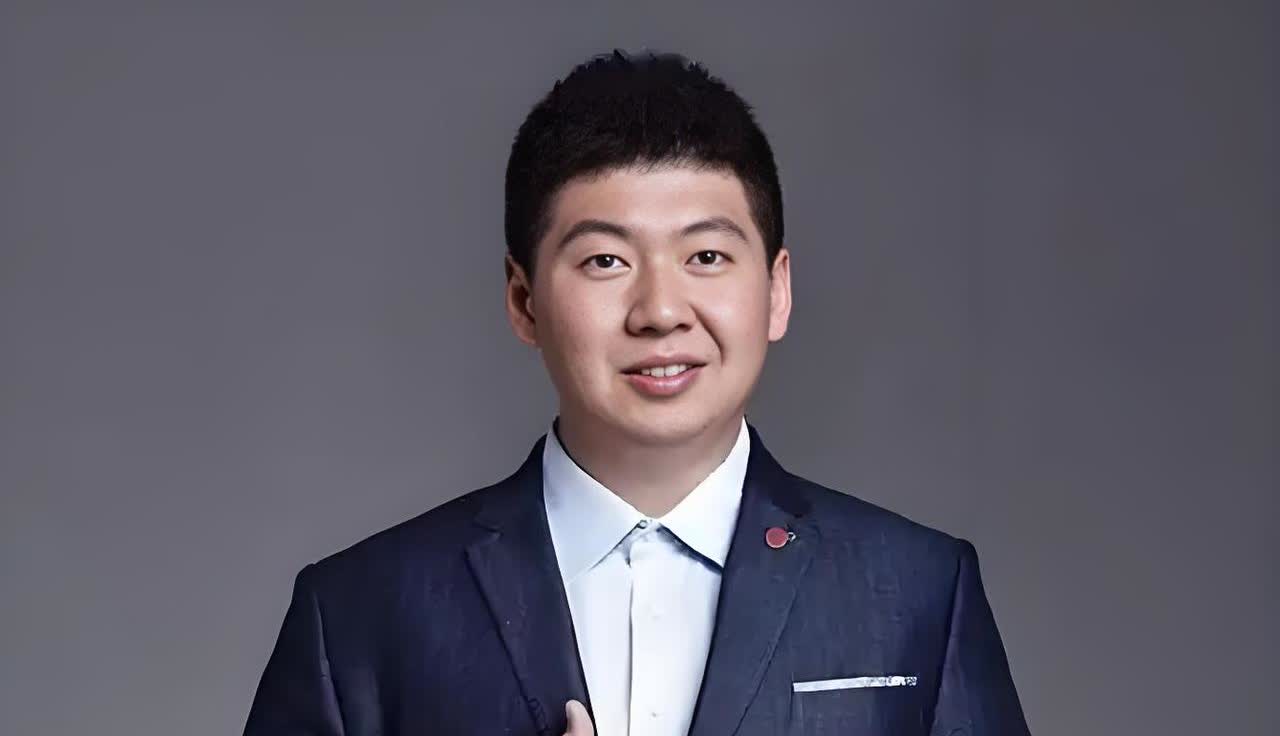 “车圈儿最强大脑”闫闯，河北承德人，今年36岁，妻子“ella”，有一个儿子。想