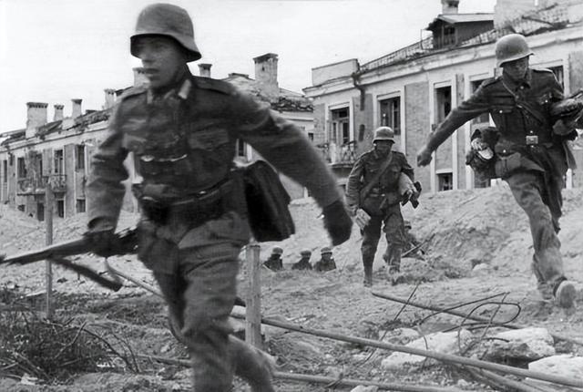 13万人，打到最后不足400。指挥所离德军阵地不到400米，一天被炮弹命中十几次