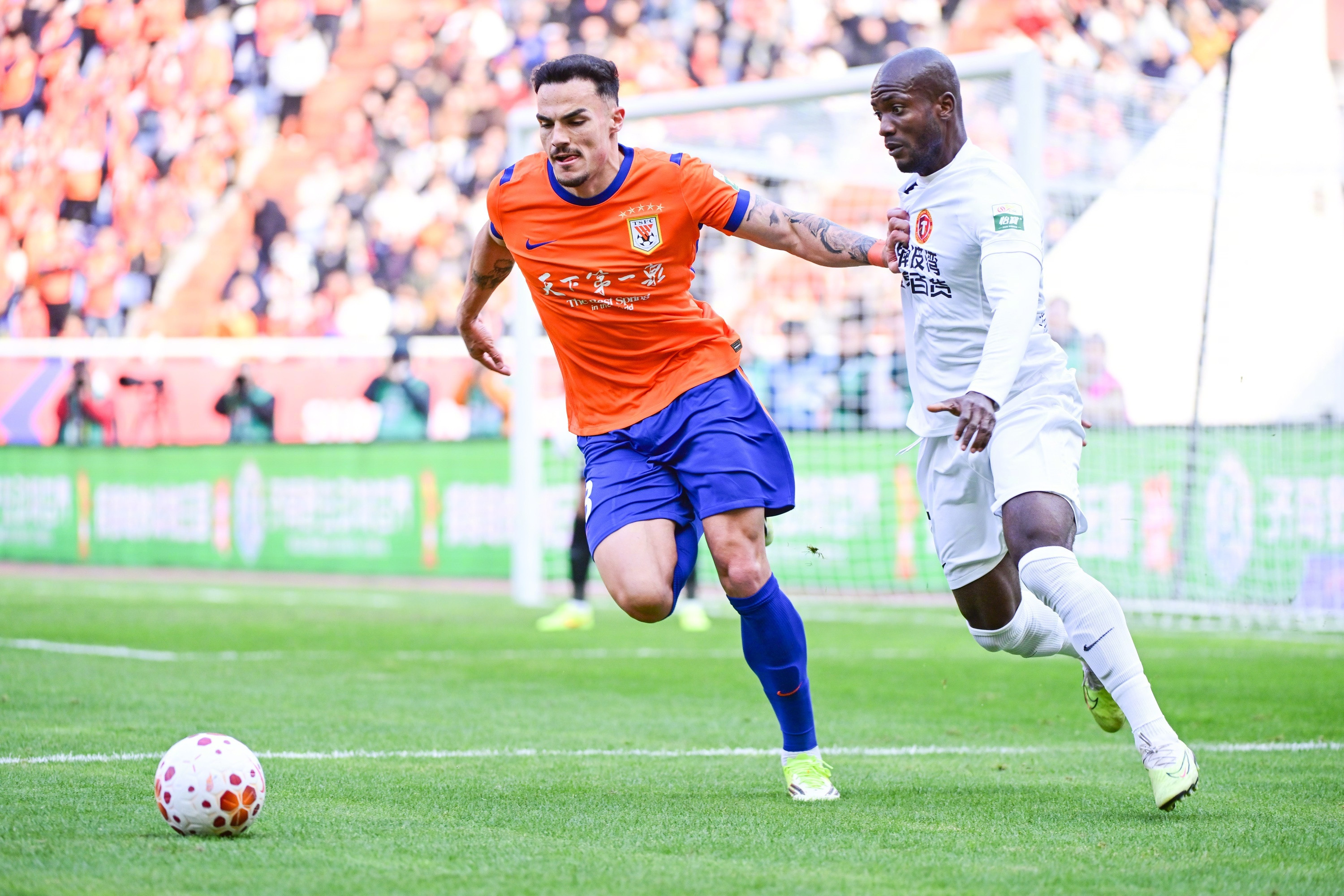 中超首轮，山东泰山主场3-0完胜辽宁铁人。谢文能、泽卡先后破门，克雷桑造点并亲自