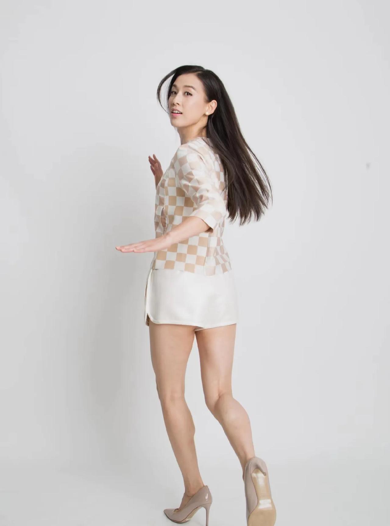 被黄圣依这组照片笑到了，姿势表情都好夸张，但颜值依旧在线。#黄圣依#