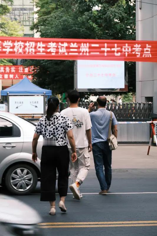 中考考不上高中，其实还有不少学校可以选择。不同地区上高中的分数要求差异很大。像中