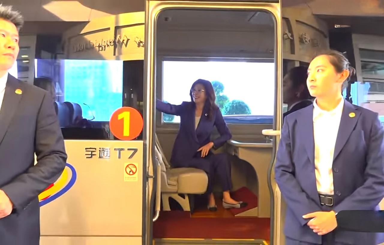 国民党主席郑丽文访陆，乘坐的是国产考斯特。台湾绿媒和“青鸟”对此大作文章，称郑丽