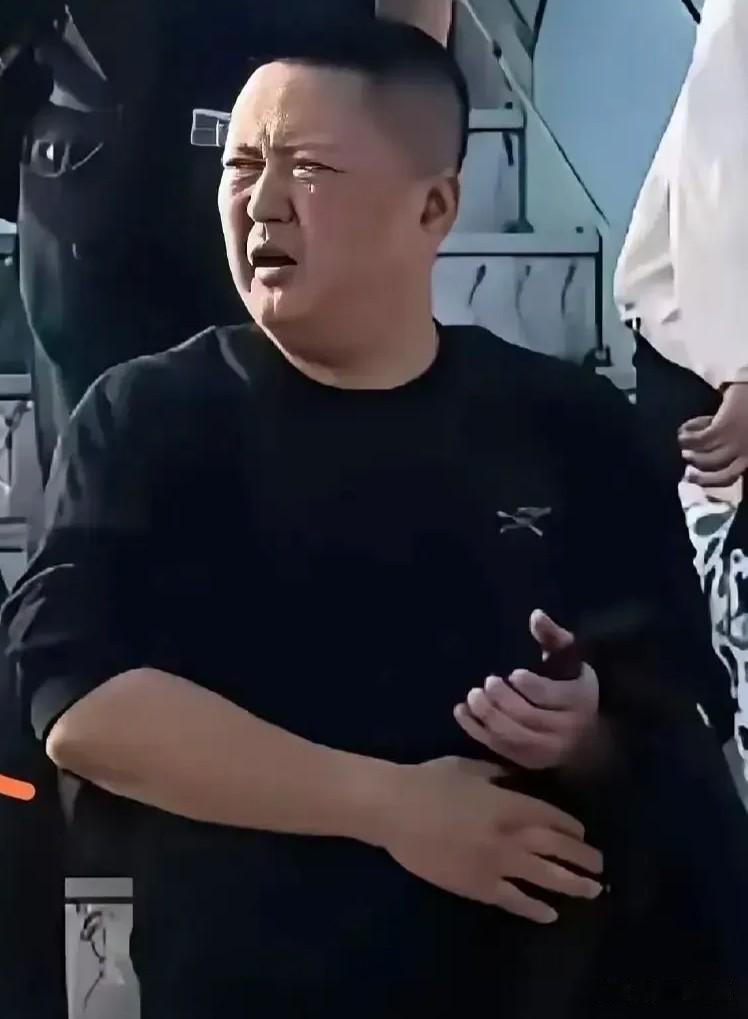 向空姐道歉吧！欧某某，这还是只是开始。在东航报警之后，欧某某被大家找到了。看着