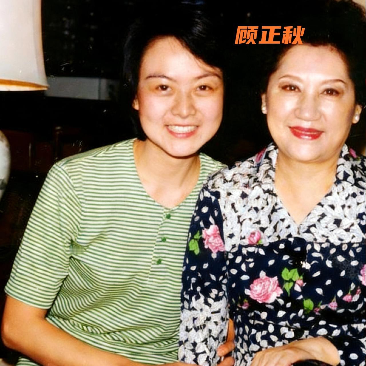 80年代，顾正秋与友人相聚时，留下了一张温馨的合影。照片里的她虽已年过花甲，岁月