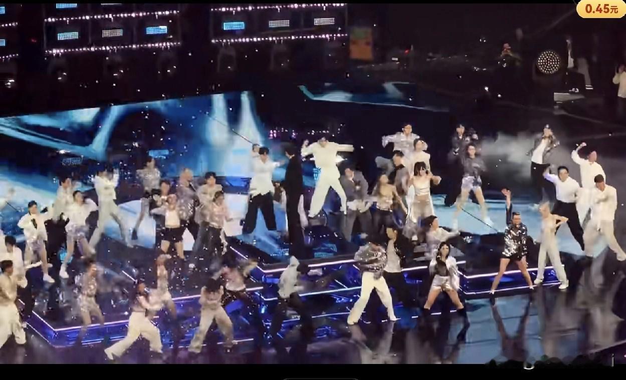 原来肖战的表演那么多舞担，足足30人，而且舞美灯光好壮观，最后放彩带也好有气势，