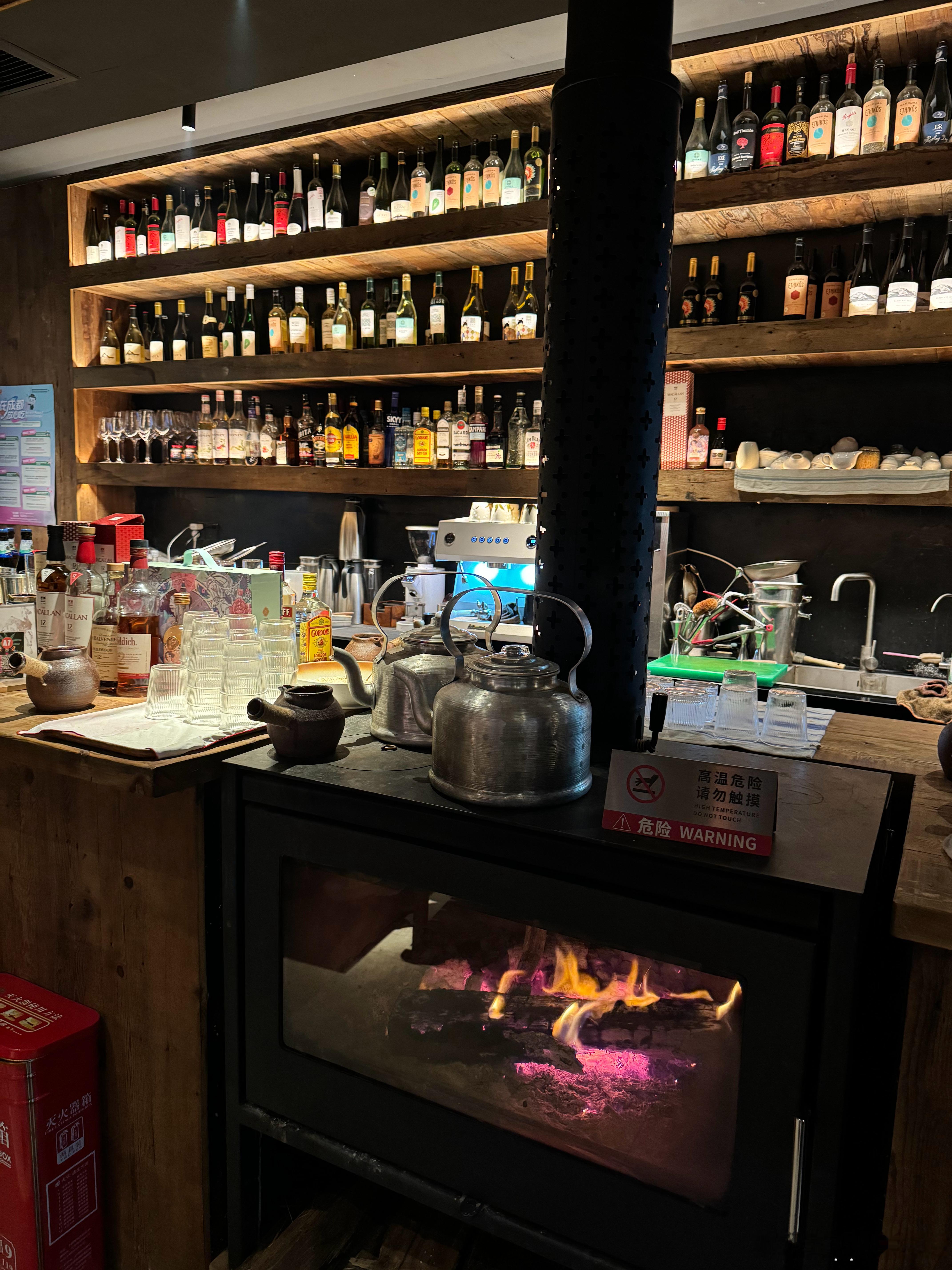 这家店就很有意思（怪）。吃饭的时候有一匹马看着你。你也不知道是什么菜的组合，因