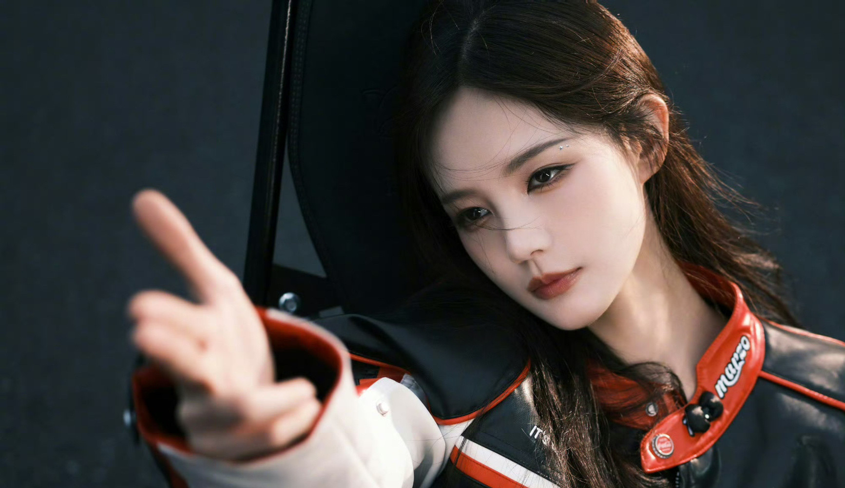 李一桐赛车服营业大片，酷飒美女赛车手，不一样的感觉！​​​