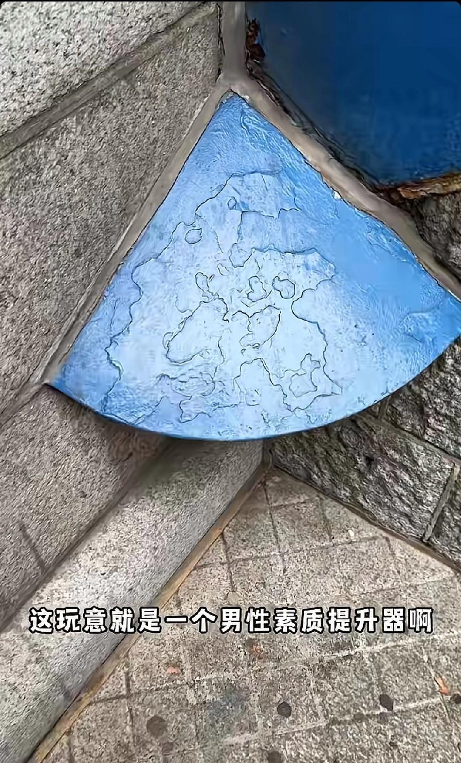 伦敦桥下这东西是干什么用的？有人说是给小动物避雨的。有人说这玩意儿就是一个男