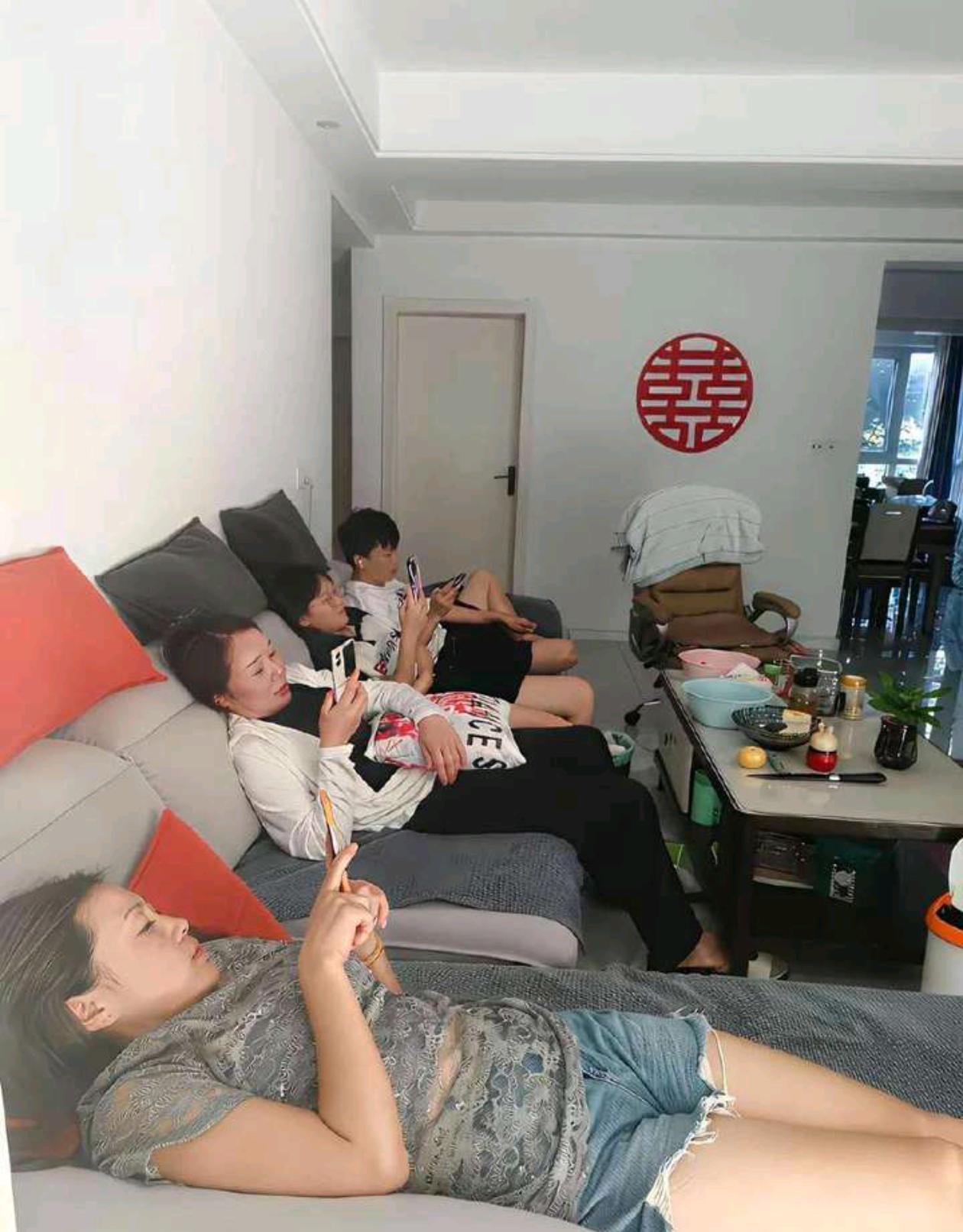 团圆现状，都是捧着手机玩，你们家也是这样吗？