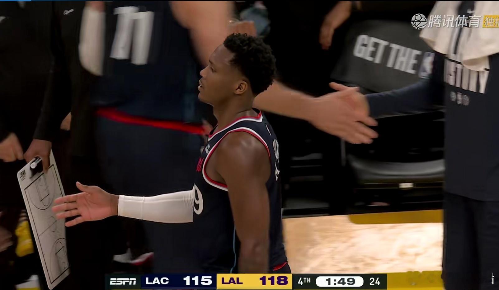 坏了，马瑟林也6犯规了，这比赛太惨烈了，哎！