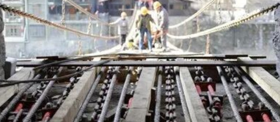 2020年泸定桥大修的消息传开后，“八成铁环是康熙年间原装”的说法让很多人惊叹古