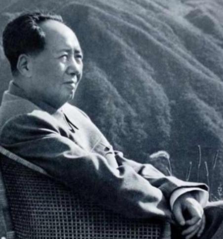新中国成立后，西方列强拿着许多条约找到毛主席，要求他偿还13亿两白银，面对这滔天