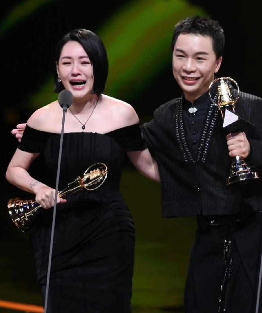 小s和她的搭档夺得金钟奖“综艺节目主持人奖”，在发表获奖感言的时候，她第一时间提
