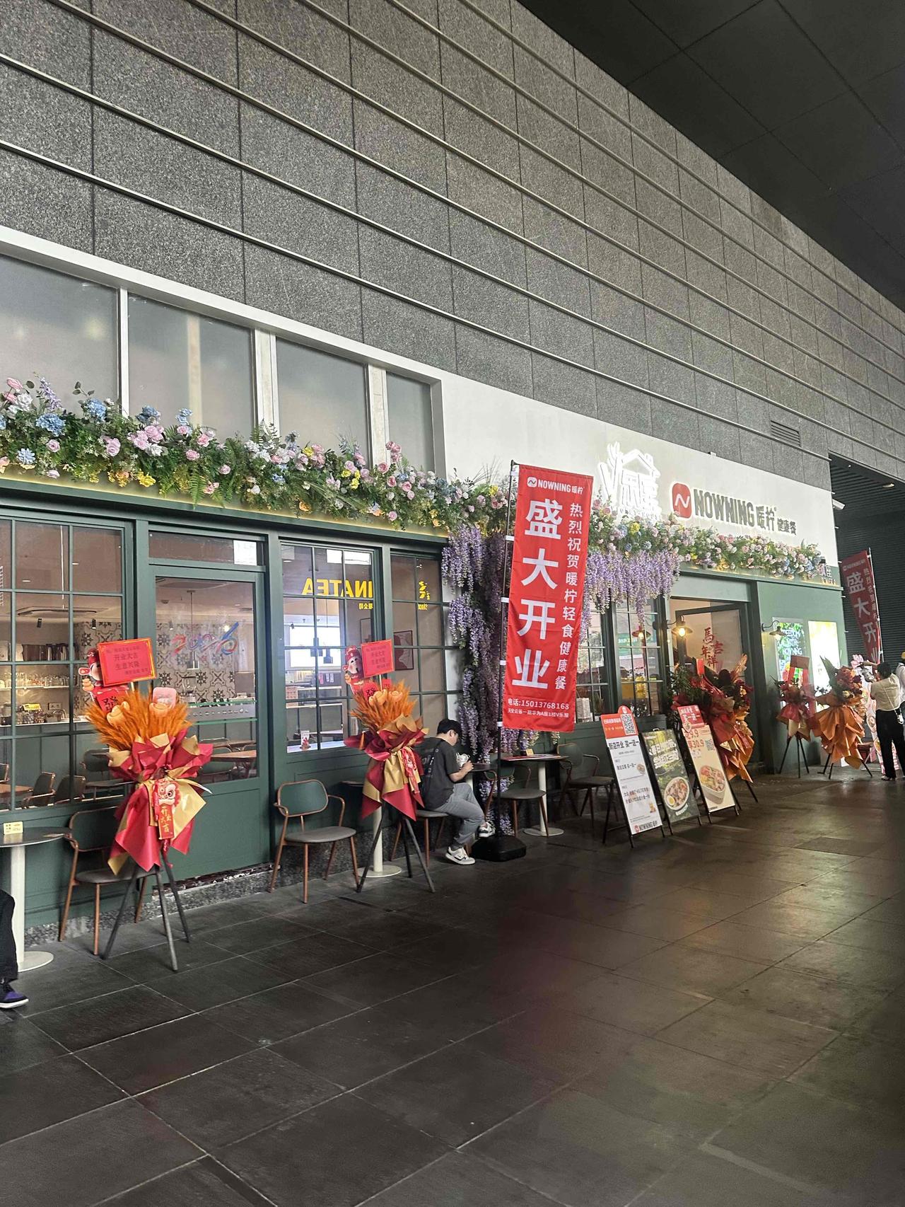 富二代创业吗？在深圳这么寸土寸金的地方，月租金估计都得好几万，装修半年，试营业半