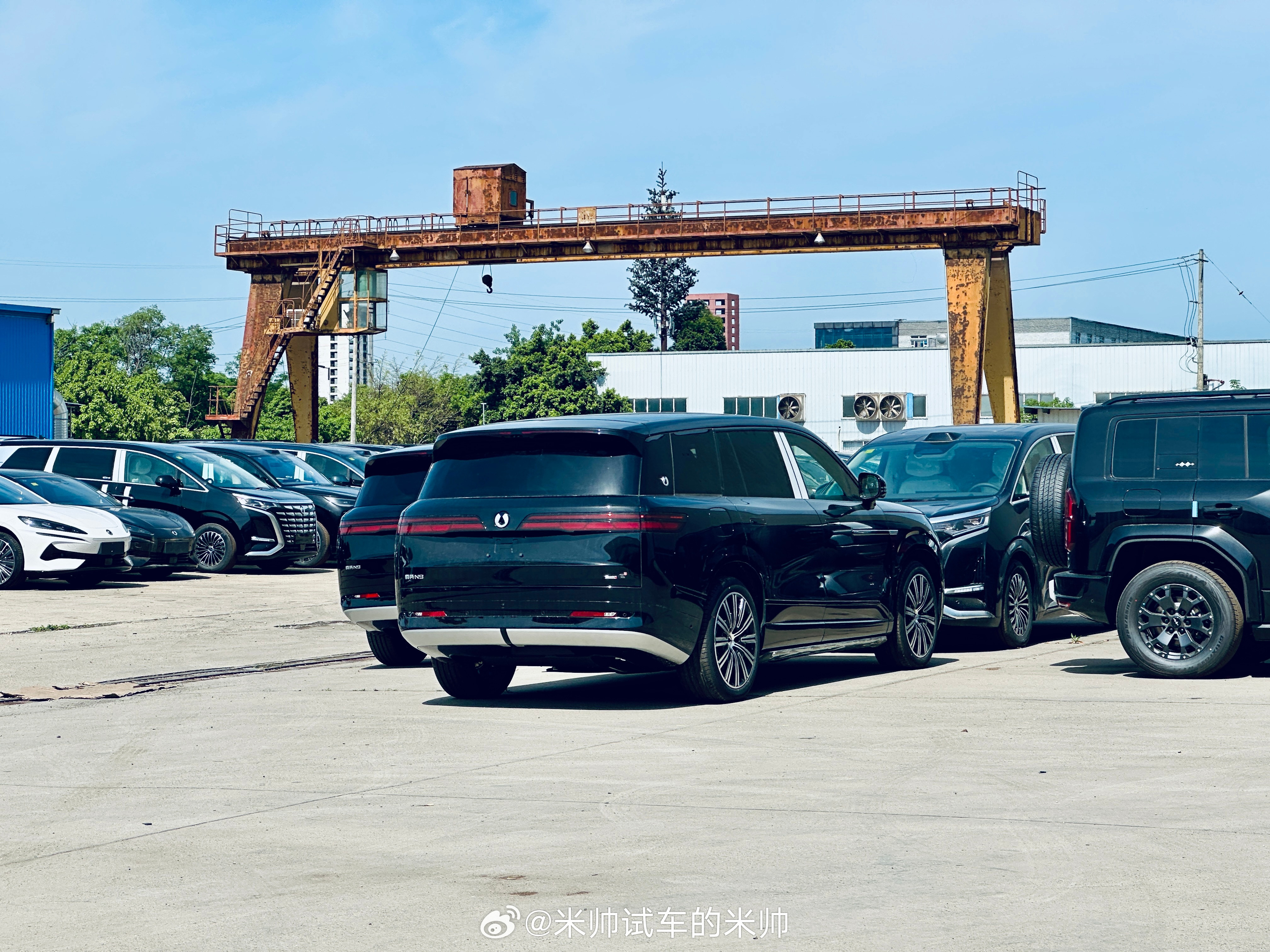 过来腾势的库房，好多N9哟~但我是来取一台五一出游长测车，四驱带空悬的腾势N7[