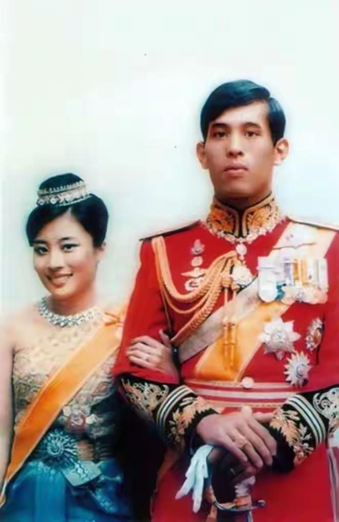 颂妃在笑，泰王一脸的严肃，两人都不同频的。倒是相爱时期的泰王西拉米，笑就一起笑，