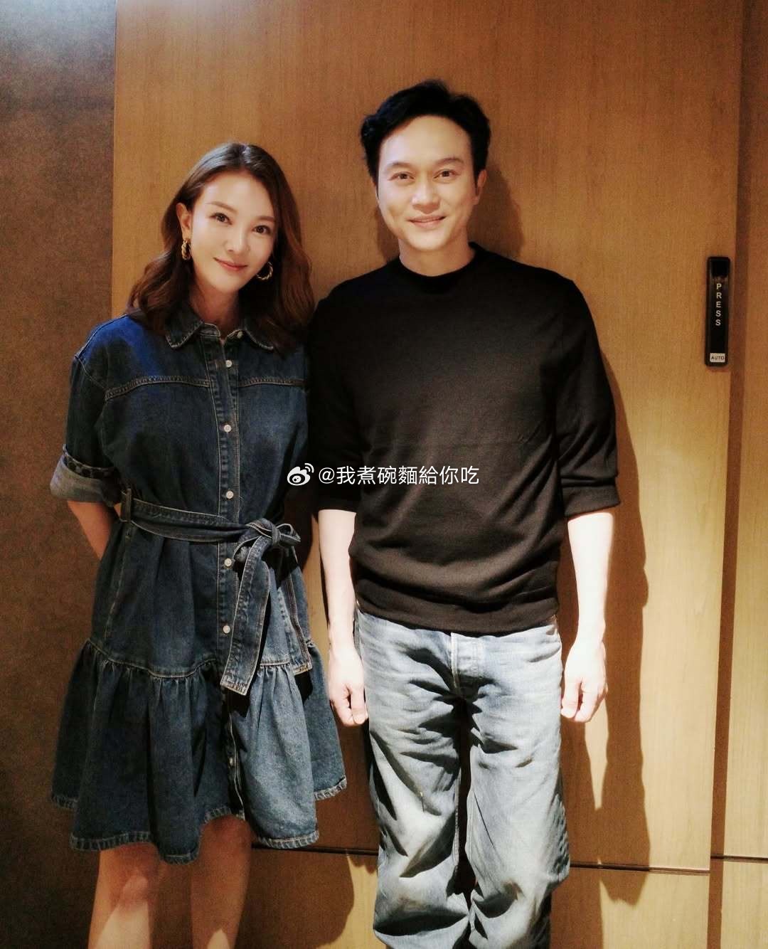 袁咏仪请《阿妈有喜》剧组吃饭，还附带了张帅哥让大家拍照！🤓​​​