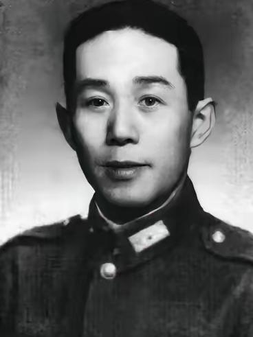 1972年，台湾，胡琏晋升一级上将，蒋经国亲自为他佩戴肩章。仪式结束，胡琏回到