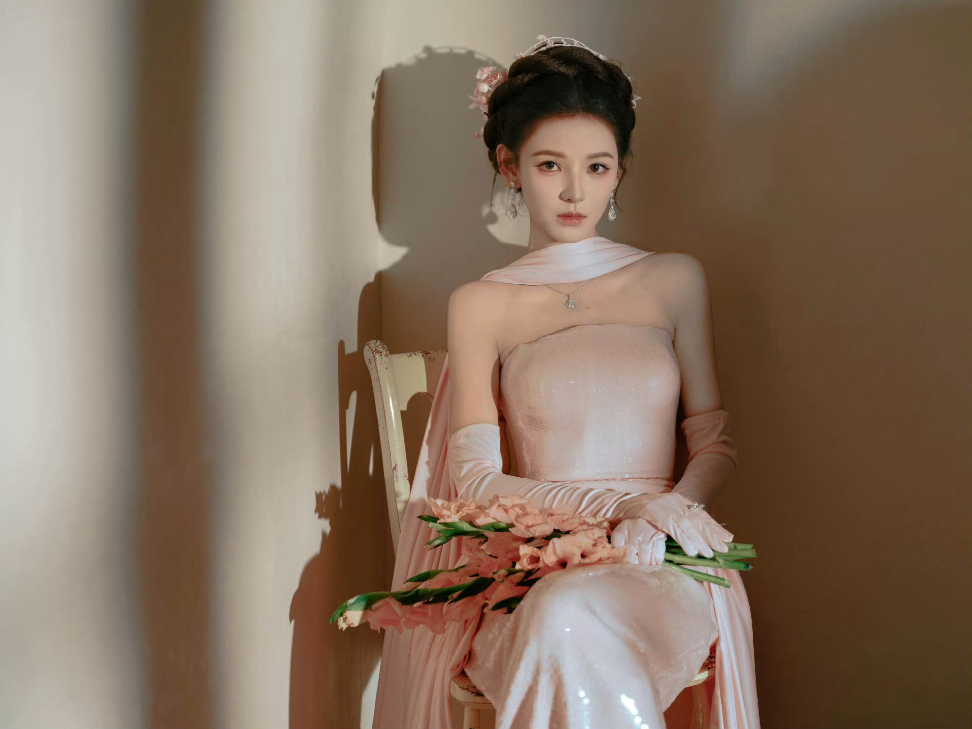 身着粉纱长裙搭配花朵盘发张予曦亮相微博视界大会​​​