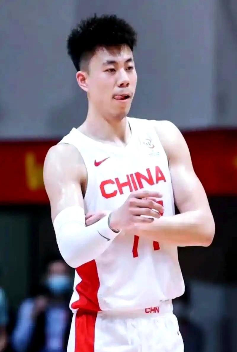 郭士强是真不给机会了！两场世预赛，张镇麟总共就打了11分钟。对日本那场球，简