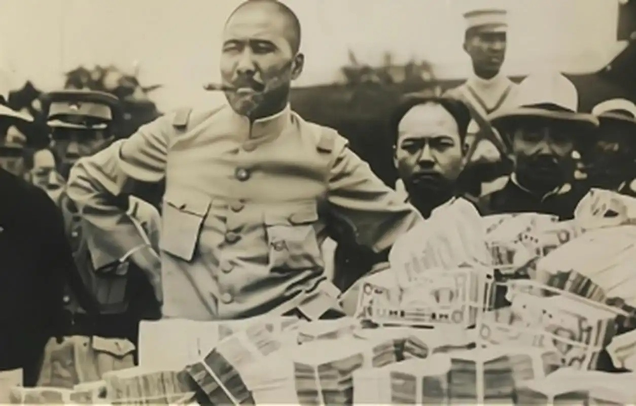 1938年1月24日，韩复榘在武昌被枪决，头部中两弹，身中五弹。蒋介石得知后勃然