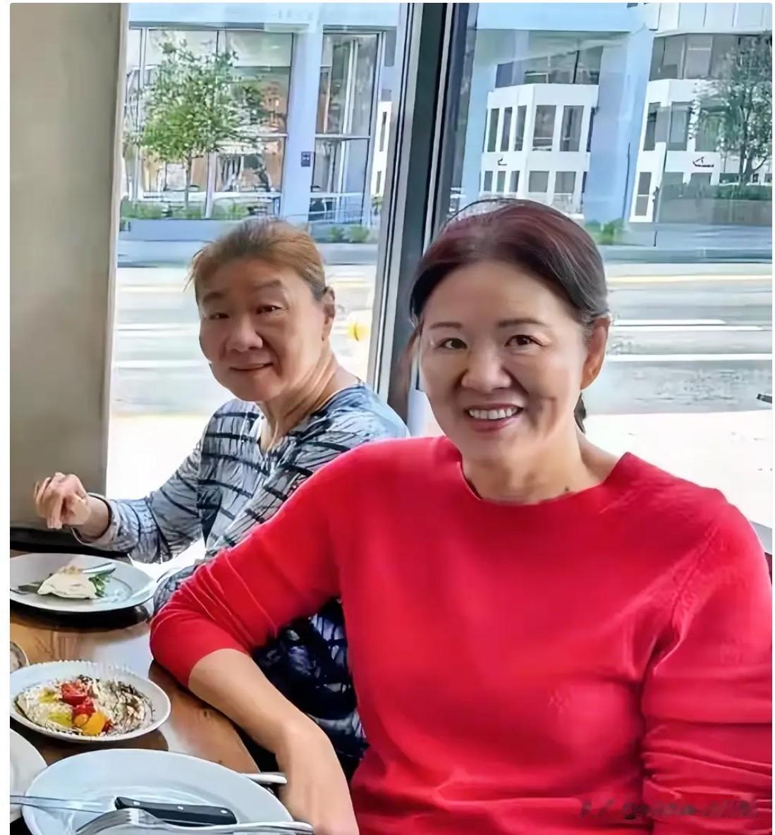 这是朗平与姐姐郎洪在美国的一张罕见的合影。郎洪早年也曾是运动员，郎平常年征战赛场