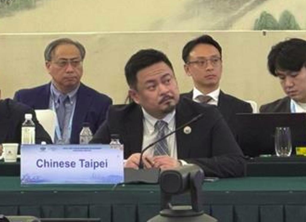 民进党官员在大陆参加APEC会议用“ChineseTaipei”桌牌，博主呛翻