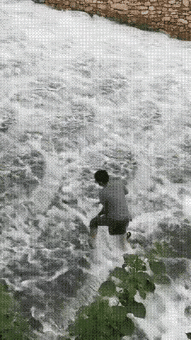 孩子调皮，来到危险的地方戏水，当家长的简单粗暴，下手很重，这都是不应该发生的事情