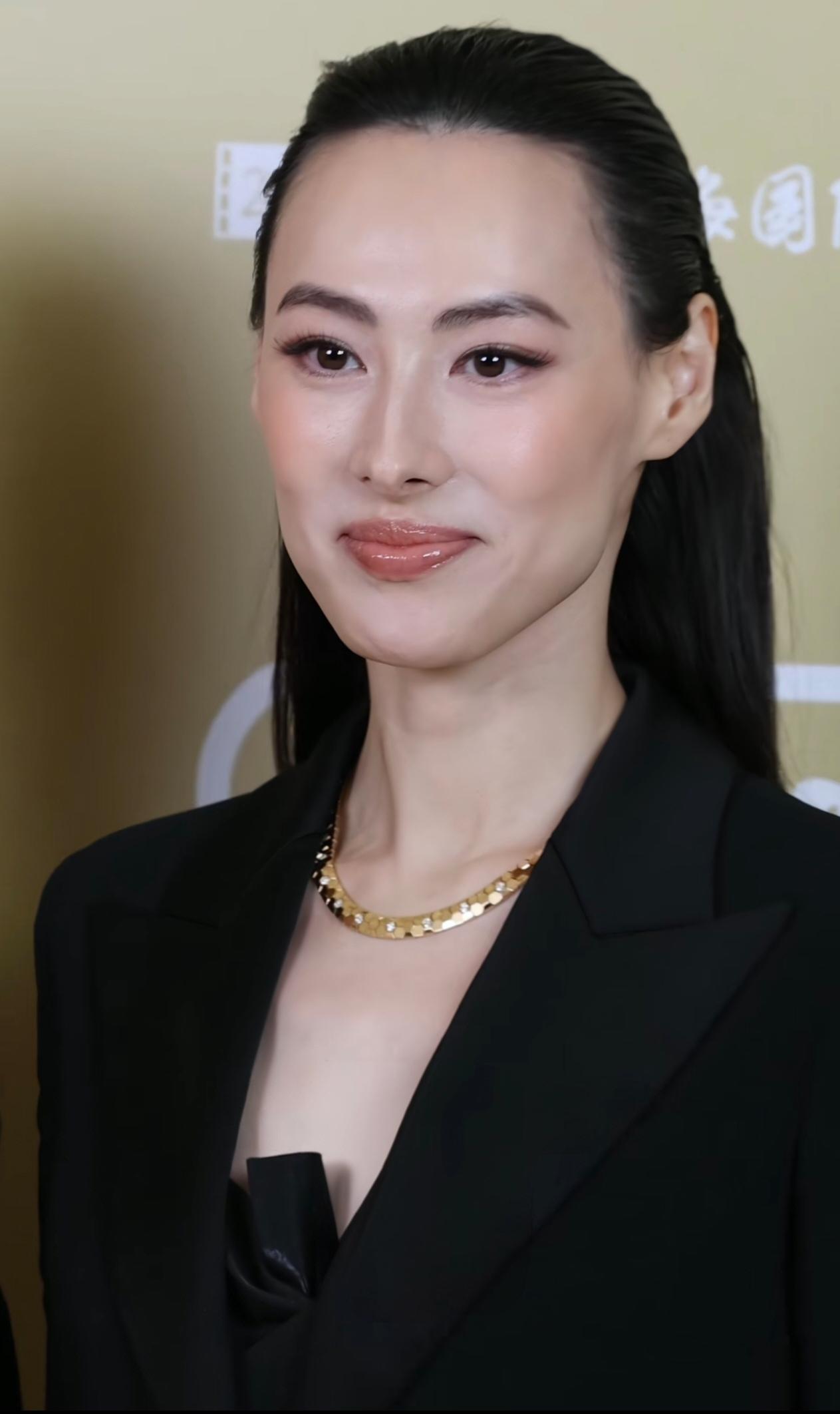 梁洛施英气骨相太出圈，清冷高级的长相越品越有味道。双耳高过眉毛，天生自带富贵