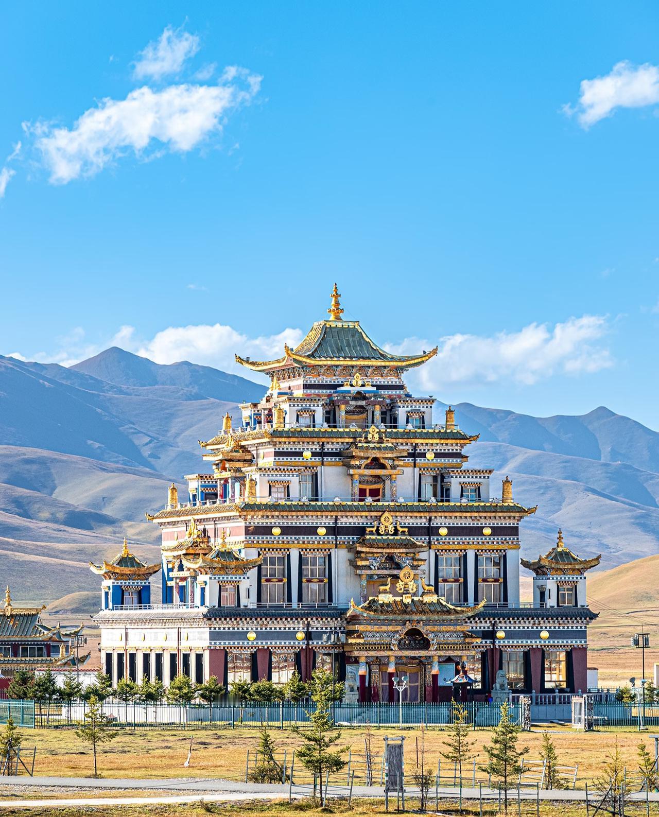 甘南.宁玛寺在甘南川西环线之旅的过程中看到了无比震撼的宁玛寺寺院建筑的风格