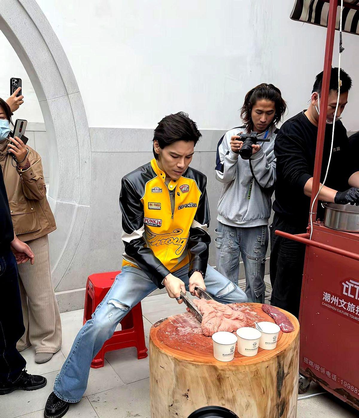 向华强为捧儿子十年亏8亿，向佐却靠一个动作赢麻了。他那部《门前宝地》，票房才