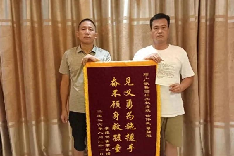广东河源，一名12岁女孩在一处网红溪流玩水时，意外掉入水中，被水流卷入水下涵洞，