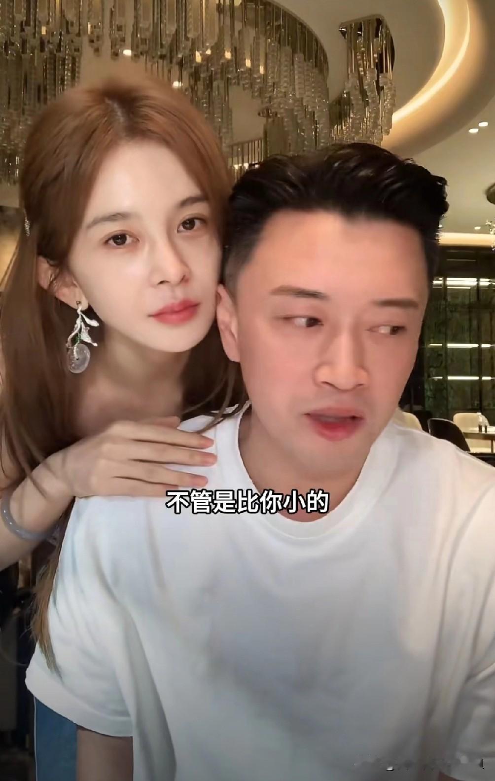 明明一个有老婆，一个有男友，但直播的时候俩人却经常脸贴脸，手牵手、勾肩又搭背，这