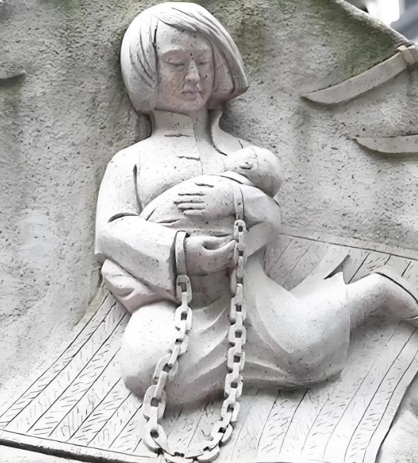 1928年，王月贞被国民党军警拖上处刑台，行刑前，她突然抬头说道：“能不能让我提