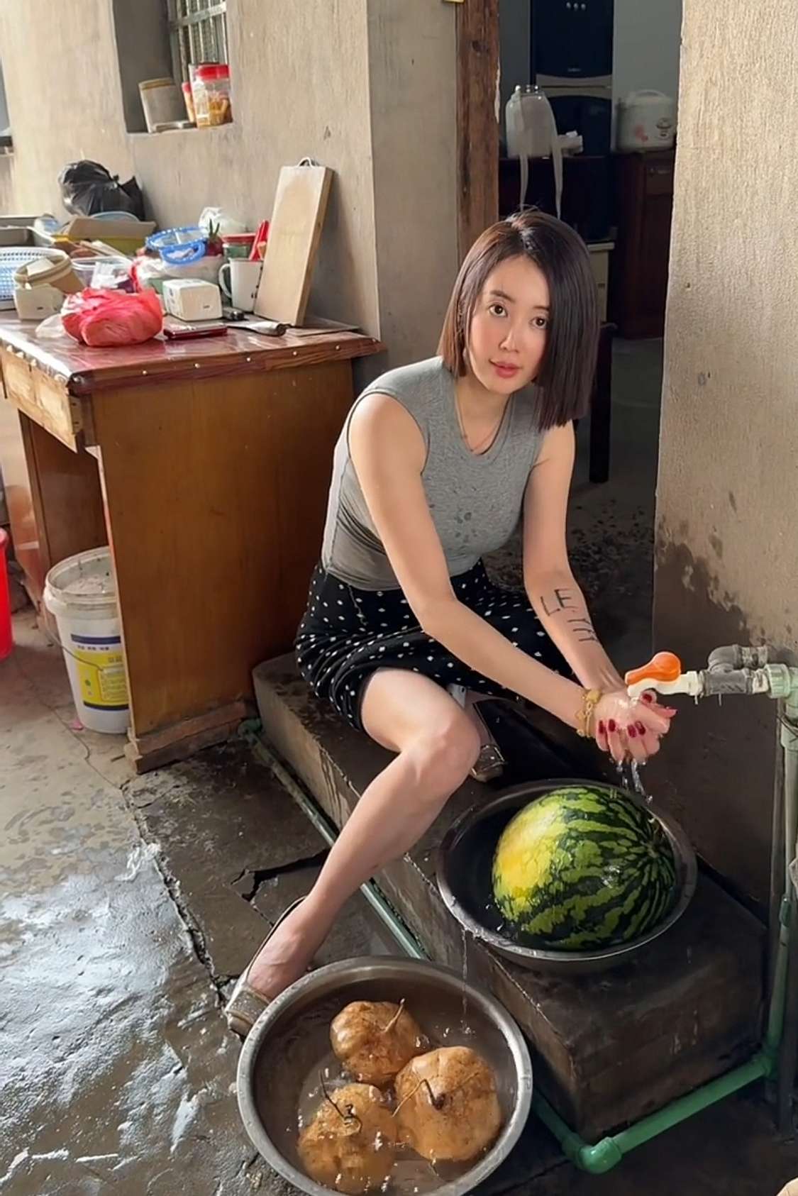 嫂子身上的纹身是什么意思？有懂的吗？