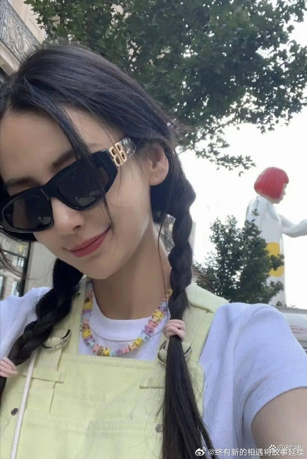 35岁的杨颖带着儿子在法国游玩，穿着黄色背带裤骑着自行车，显得宛如年轻少女