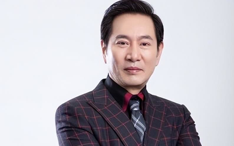 一次，记者问52岁的姚刚:“你长得浓眉大眼、英俊帅气，不结婚太可惜了！”姚刚说: