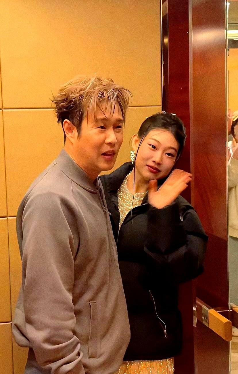 小沈阳女儿跳舞火了，评论区吵翻了。有人骂她靠爹，有人夸她真有料。她没躲，也没