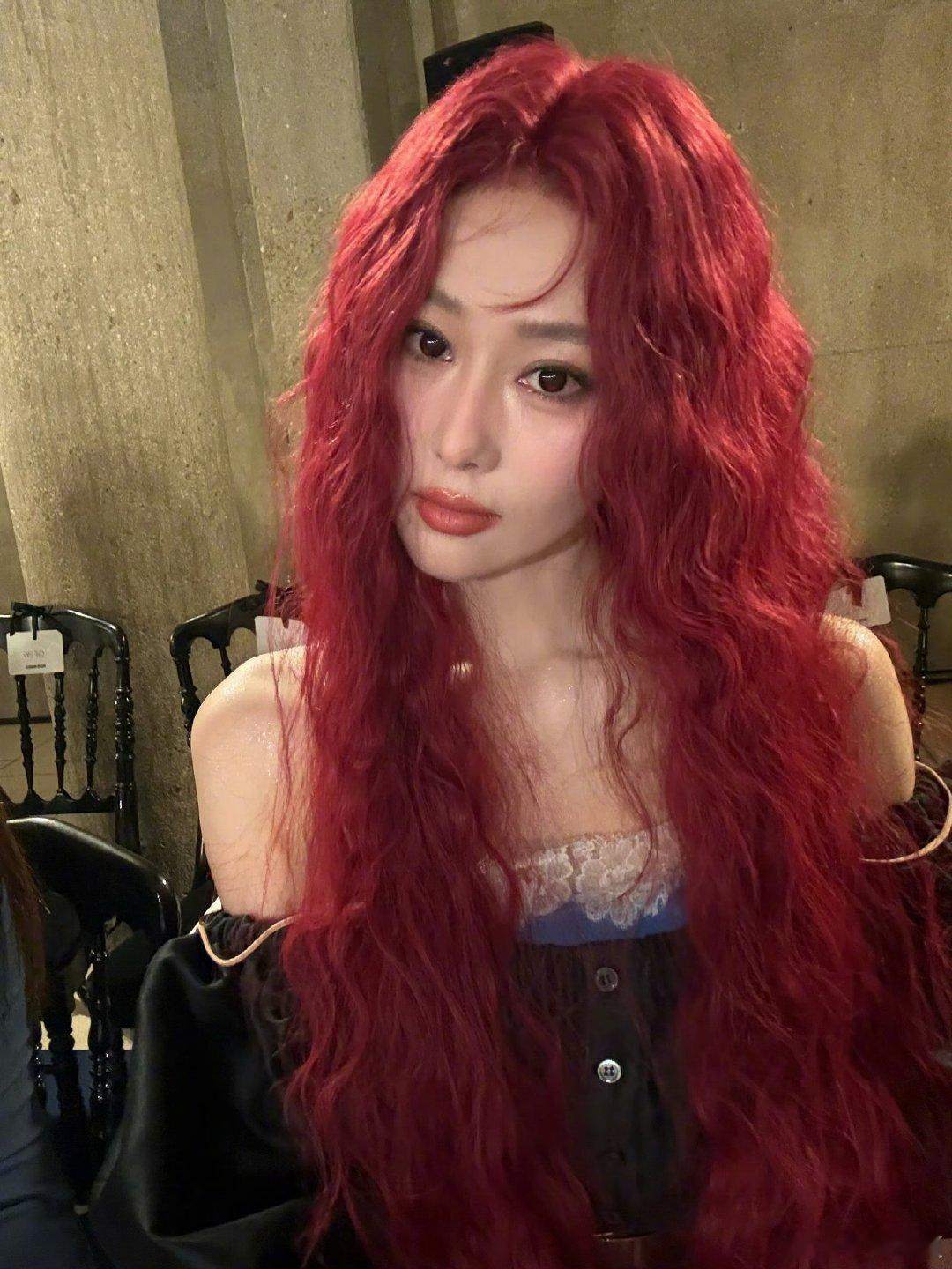 张馨予穿备选礼服看秀张馨予看秀本来要穿的裙子没有带看秀有趣的小插曲，两场秀中间