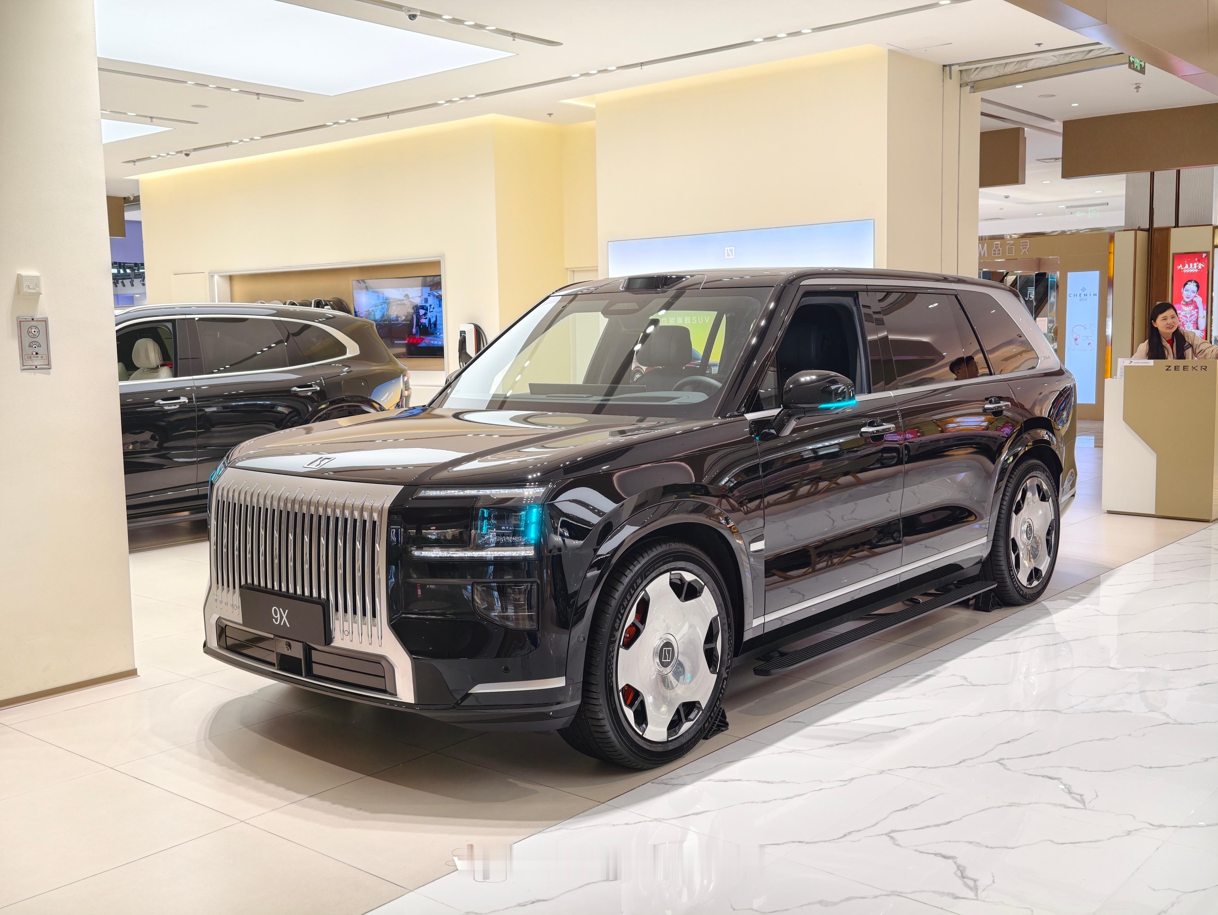 极氪在我们老家商场极为核心的位置拿下了一个门店，门店里最显眼的还得是极氪009、