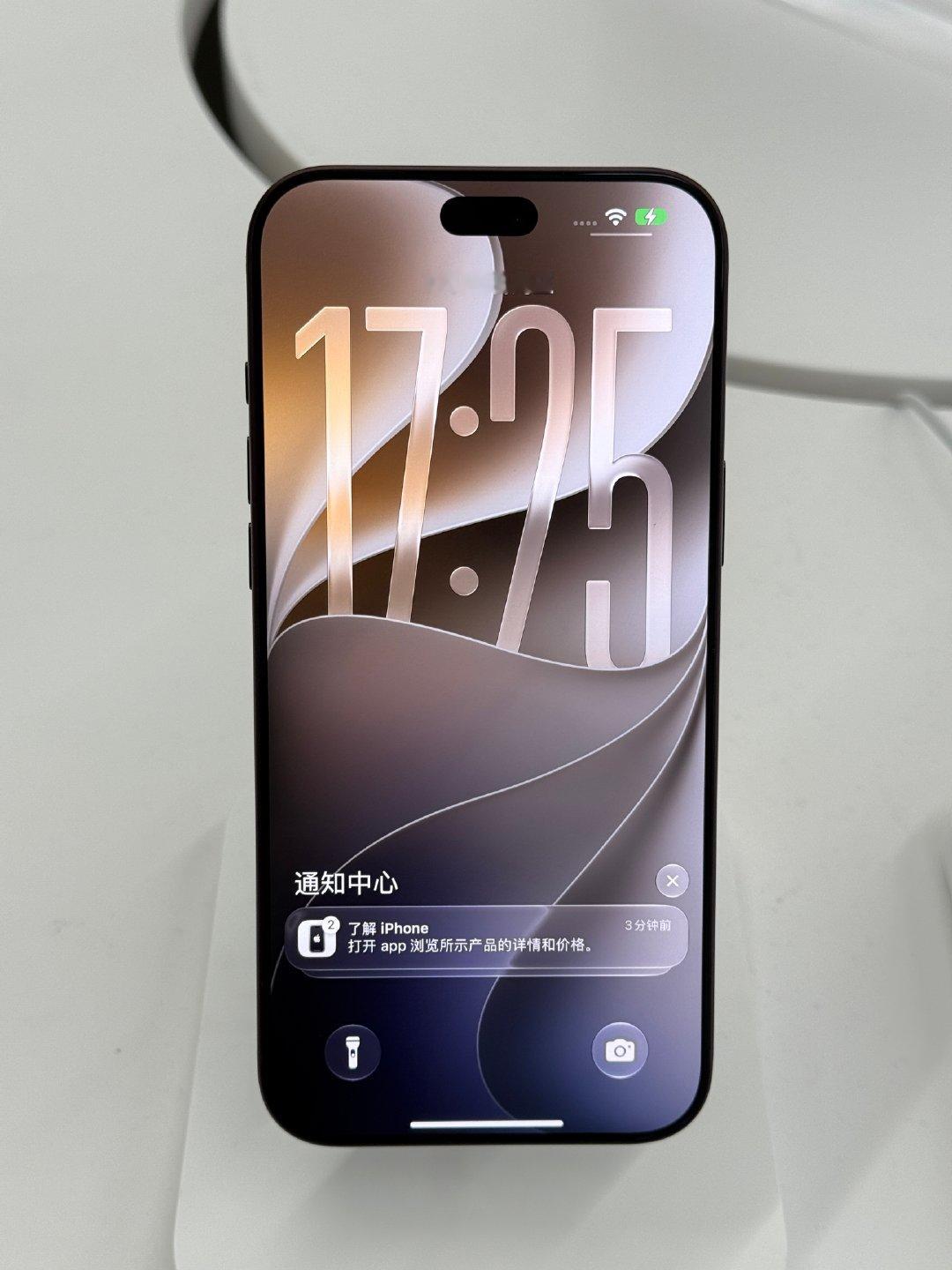 终于摸到iPhone18Pro和18PM了，还是小屏手感好，PM实在是过于厚重了。另外就是后盖这个玻