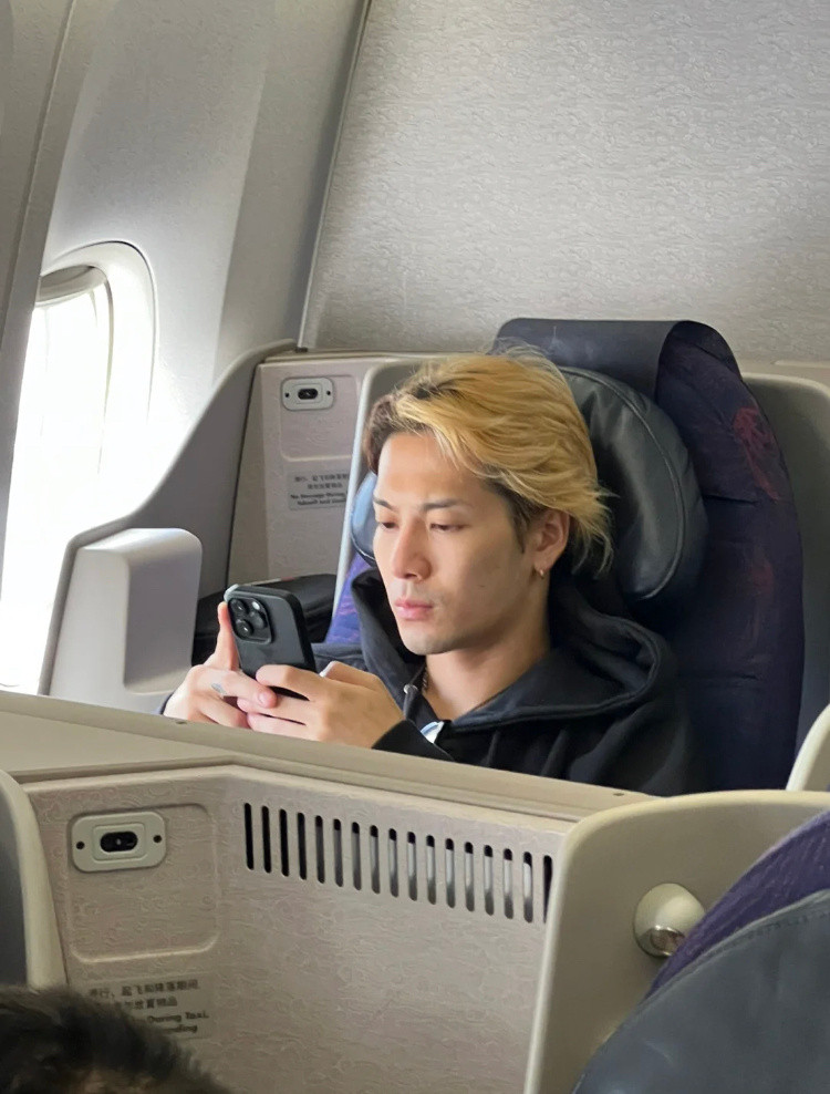 每次看王嘉尔素颜，胡子拉碴的照片点赞都贼高，就知道大部分人审美是正常的，还没被美