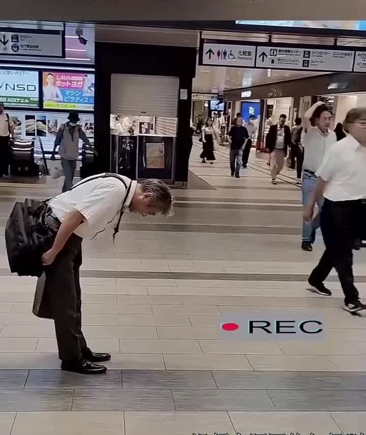 50年！日本几代人硬是把“礼貌干净”这个刻板人设练到了满级，恨不得连乌鸦飞过都得