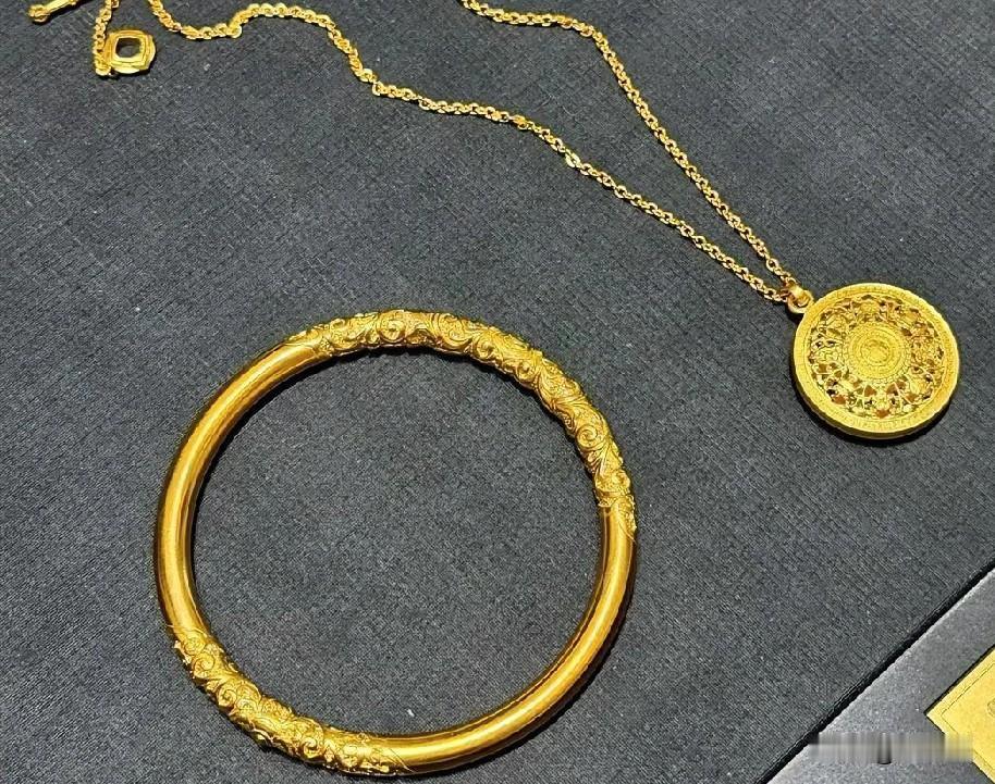 黄金460一克时，我岳母说想买个金手镯戴戴，我说赶紧买，有可能会涨价。涨到60