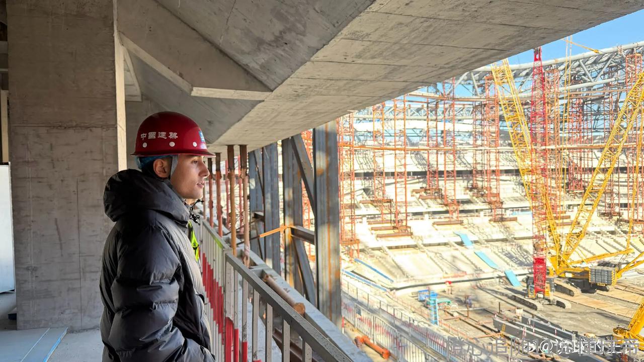 今天从网上看到一张肉苏力的照片，是他去泰山队未来的主场黄河体育中心的照片，黄河体