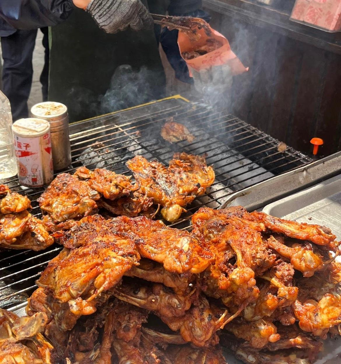 一直不理解鸡架这种食物去沈阳玩，买了当地的鸡架才知道在南方吃的有多寒酸，一个个肉