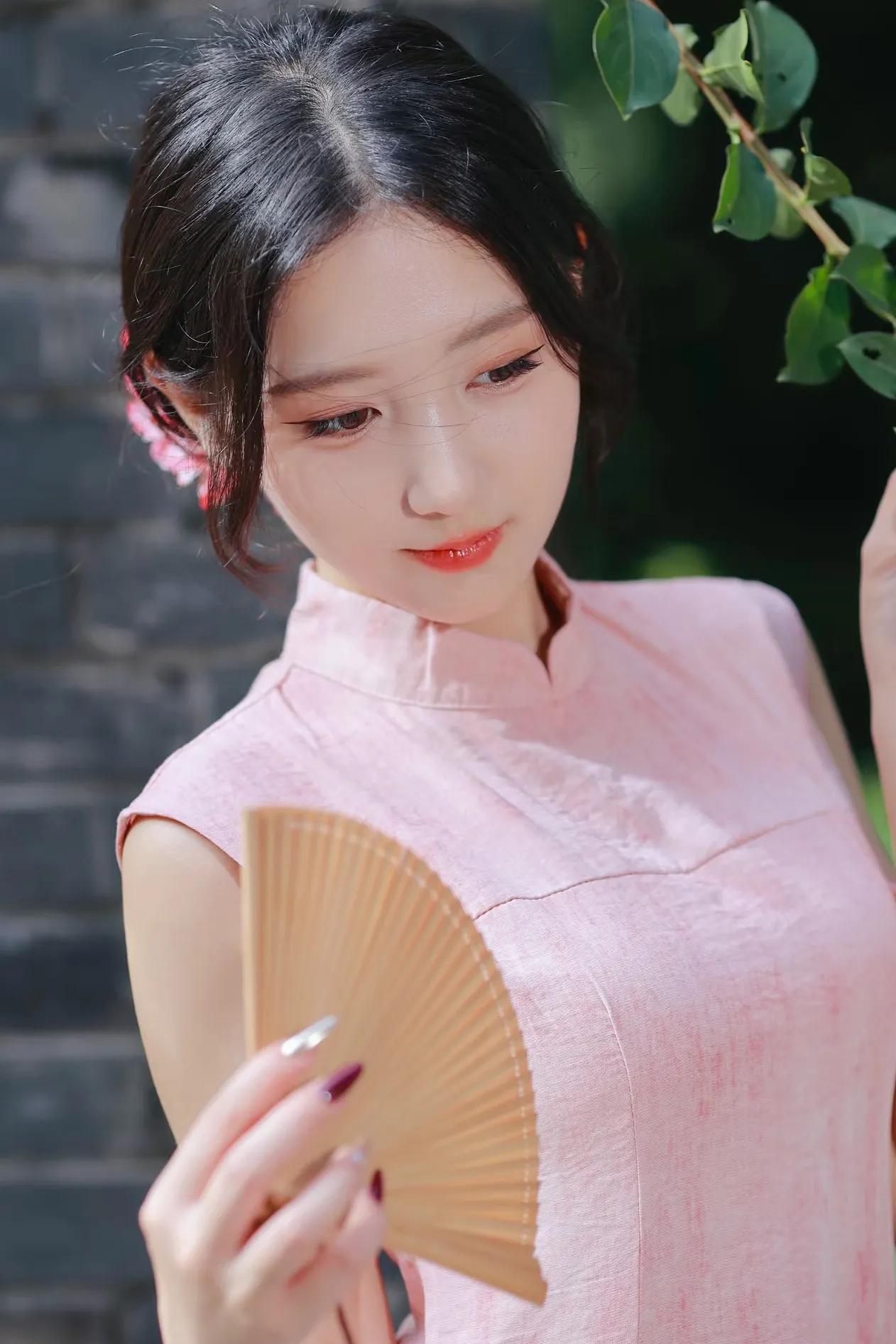 上联：粉鬓簪花，旗袍映得三分雅下联：素手执扇，仪态添来一脉幽对联对对联飞花